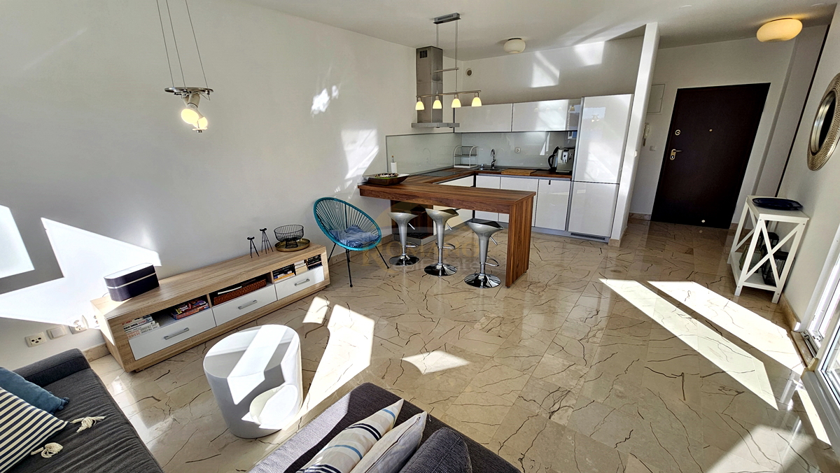 Prostoren dvosobni stan z odprtim pogledom na morje – Trogir, Balan